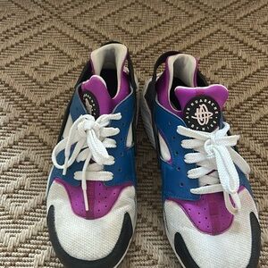 Nike Air Men’s 8.5. Excellent condition.